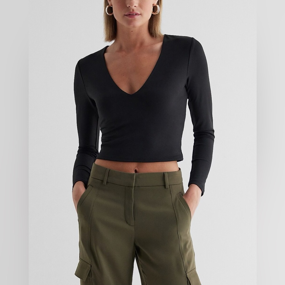 - EXPRESS - (x2 TOPS!) Body Contour High Compression Square AND V-Neck Lon…